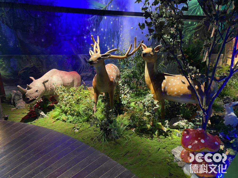 在藝術(shù)展廳裝修設(shè)計中，如何利用光線營造氛圍？
